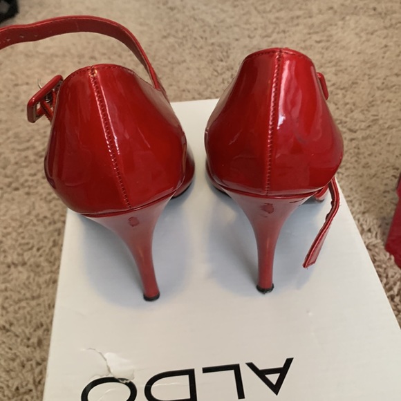Red pumps - Picture 3 of 4
